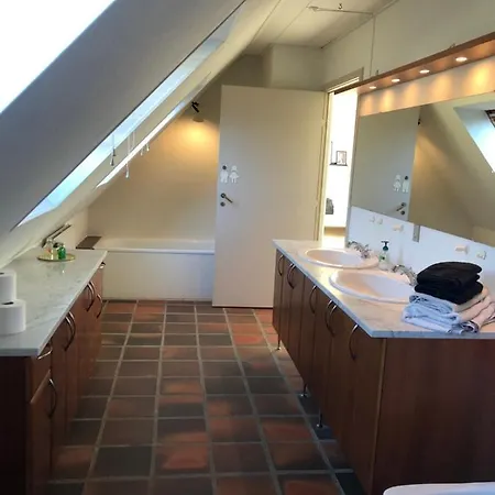 Dejligt Vaerelse Med Eget Bad Og Havudsigt