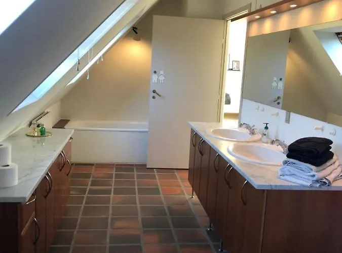 Dejligt Vaerelse Med Eget Bad Og Havudsigt