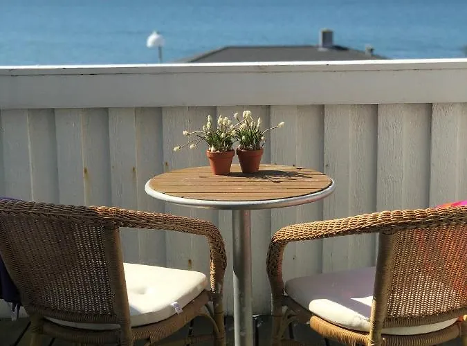 Dejligt Vaerelse Med Eget Bad Og Havudsigt